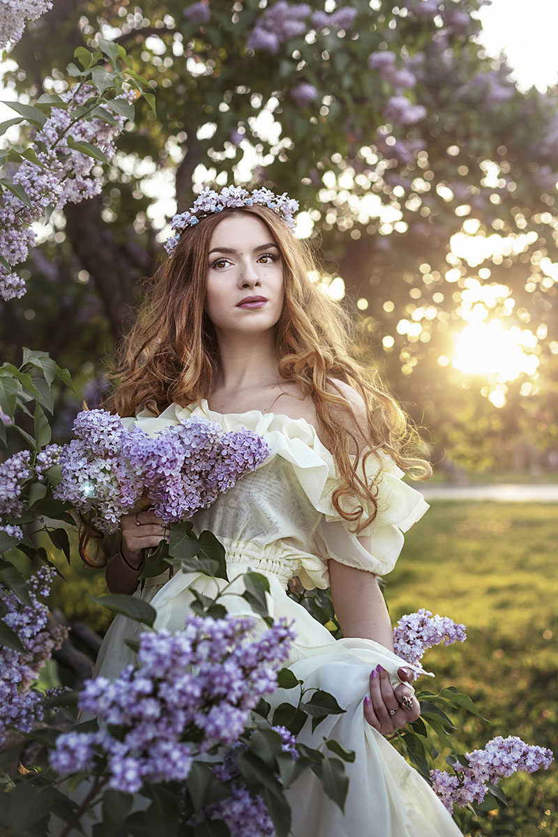 Фотографии фотосессия девушек на природе на закате в Сиреневом саду весной цветение сирени позы