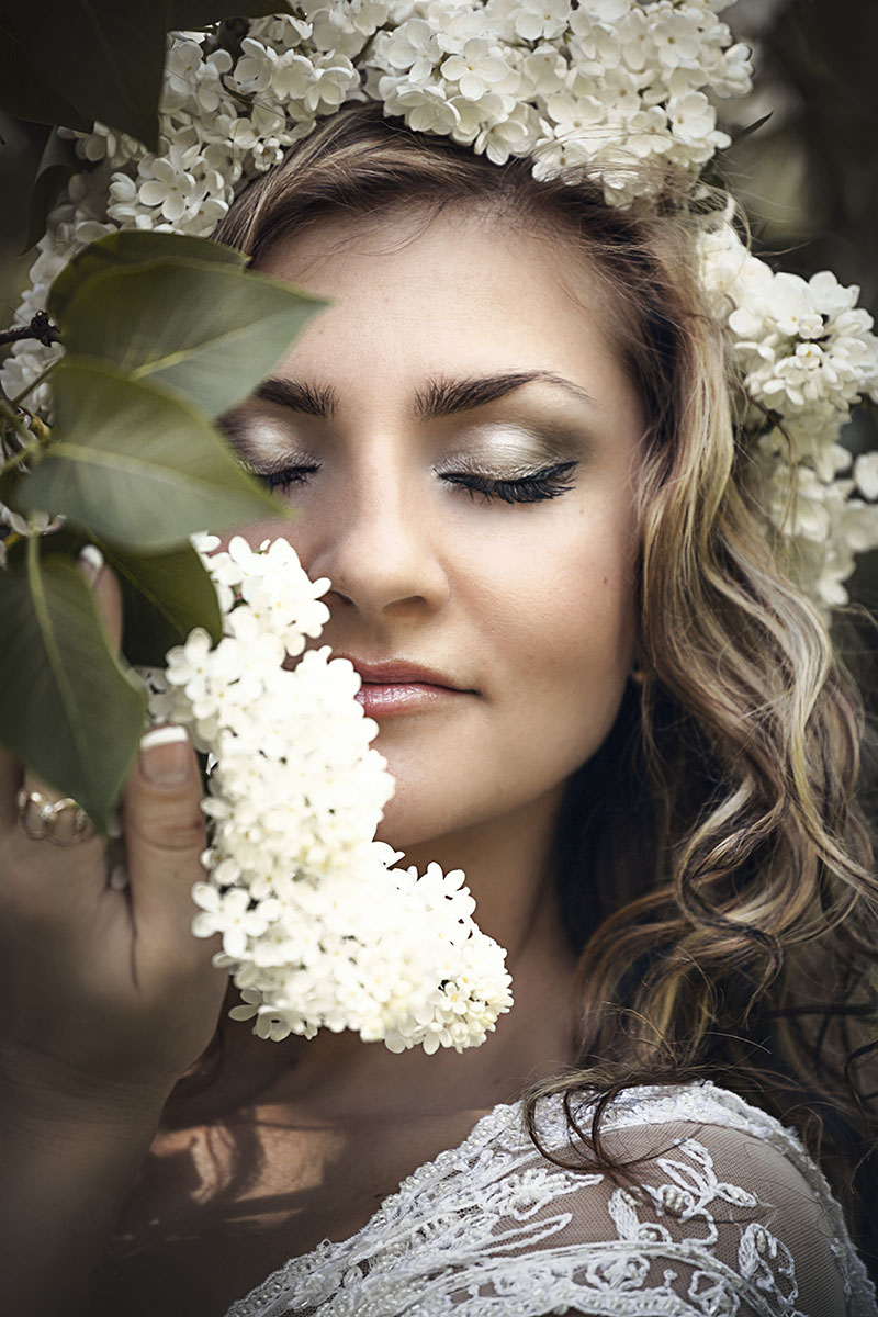 Фотографии фотосессия девушек на природе на закате в Сиреневом саду весной цветение сирени позы портрет
