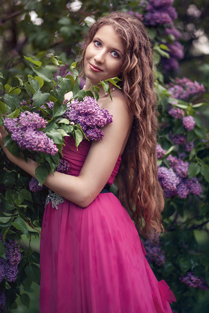 Фотографии фотосессия девушек на природе на закате в Сиреневом саду весной цветение сирени позы портрет