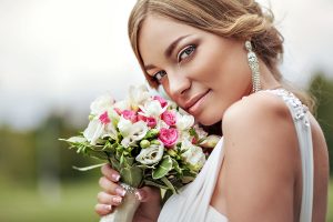Фотография портрет невесты свадебная фотосессия на природе на закате Коломенское красивая невеста фото роза