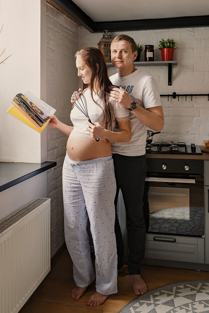 Вид спереди беременной женщины на кухне | Бесплатно Фото