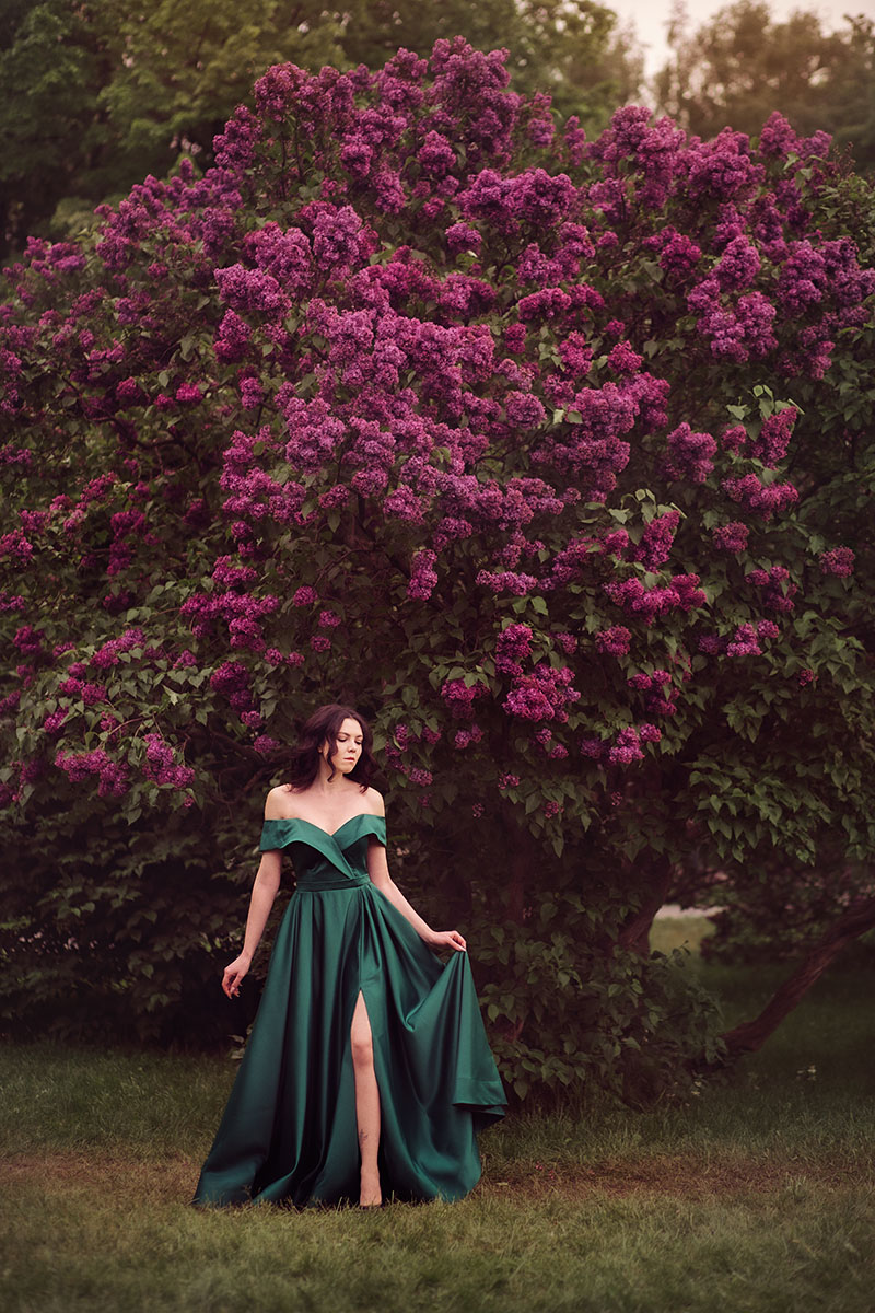 фотосессия в цветущих садах Фотографии фотосессия девушек на природе на закате в Сиреневом саду весной цветение сирени позы портрет