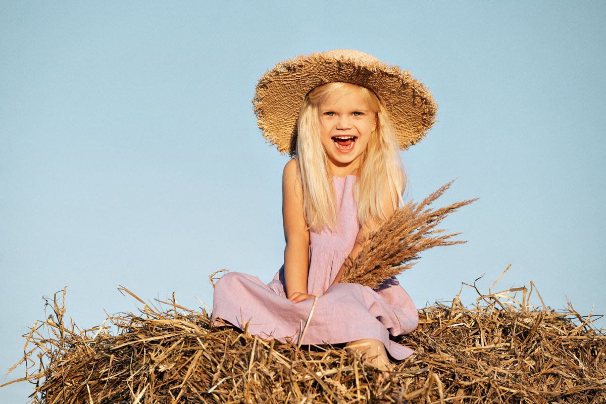 детские фотосессии идеи фото фотосессия в поле летом на закате в сене девочка в шляпе