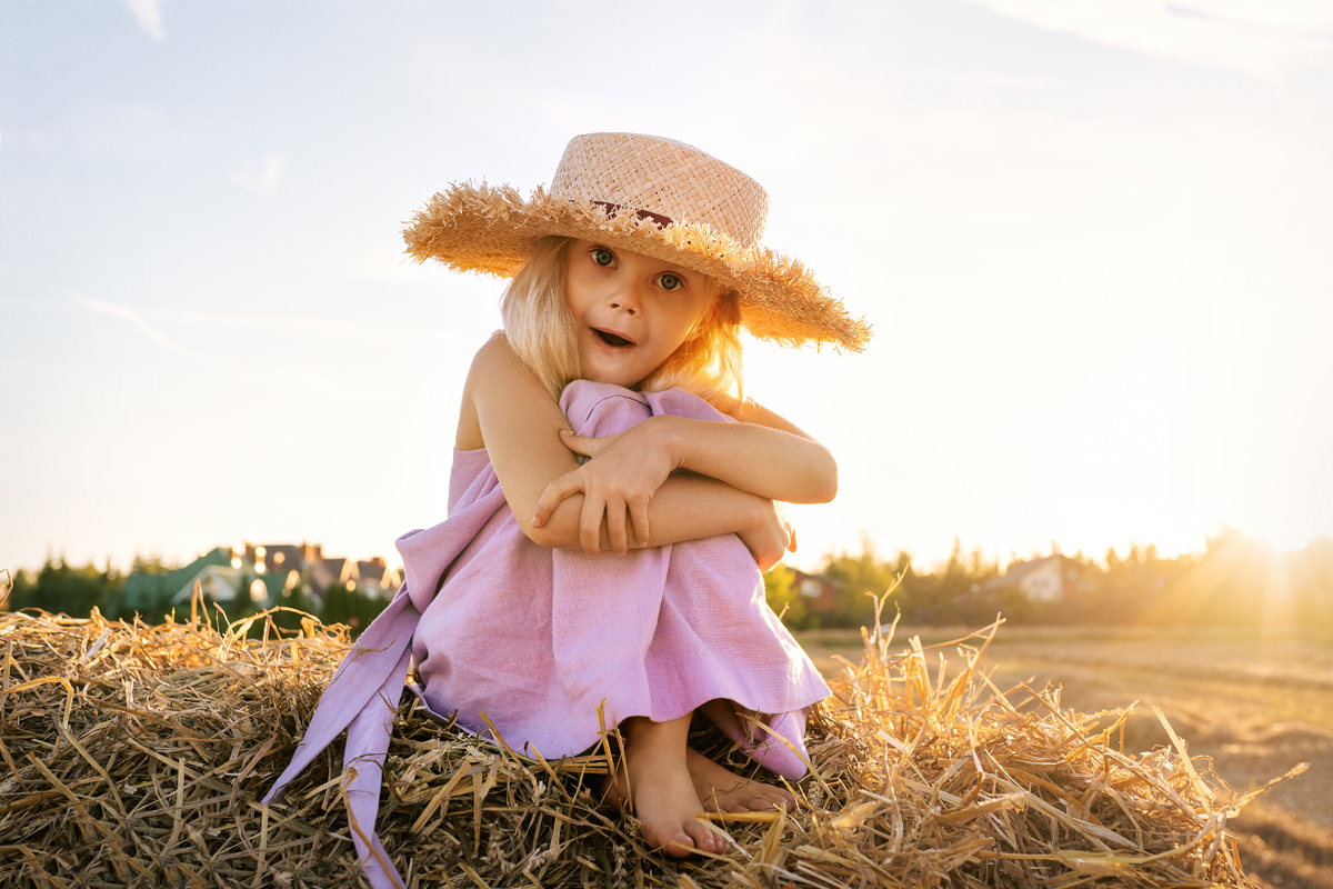 девочка летом в поле на природе на улице москва в стогах сена фотосессия в платье фотосессия ребенка летом