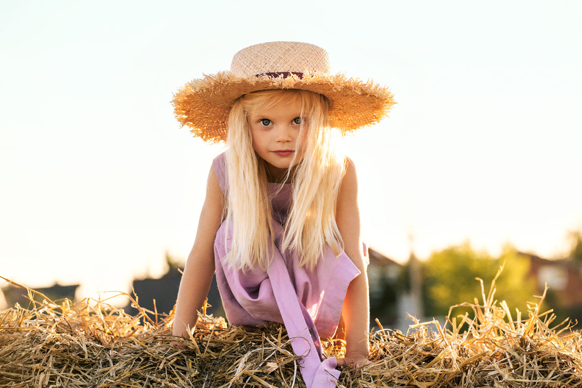детская фотосессия москва на природе летом в поле в шляпе на закате идеи фото