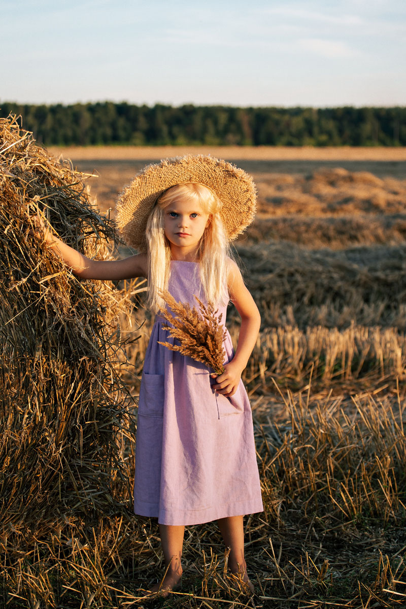 красивое поле для фотосессии фотосессия на закате в поле в шляпе летом девочка Москва на природе в стогах в снопах сена идеи